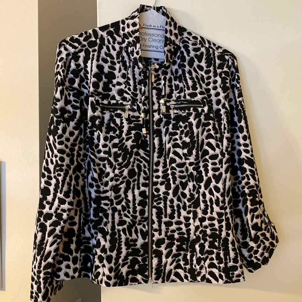 Zenergy by Chicos. A perfect full zip jacket with breast pockets size 2 (10-12)